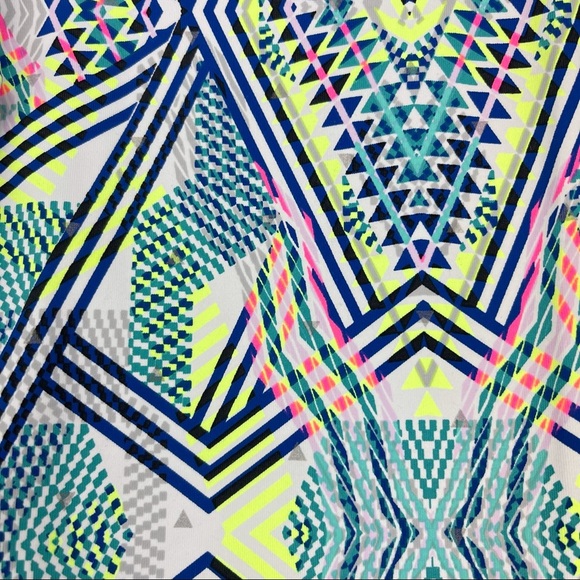 Victoria's Secret Women’s Geometric Capri Legging BasCourt KNOCKOUT Medium EUC - Picture 5 of 10